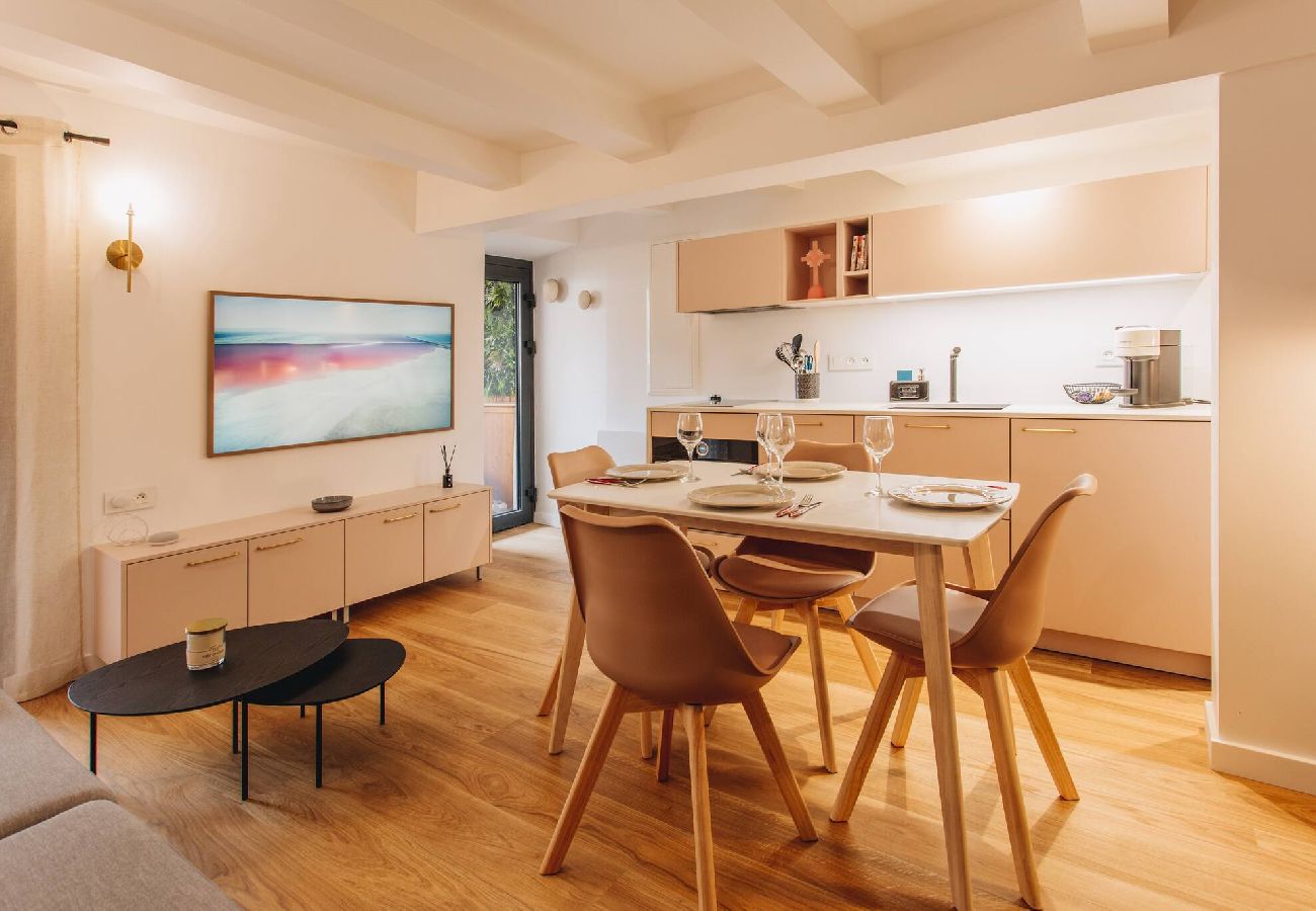 Appartement à Annecy - La Vie en Rose - Luxe, calme & hypercentre - 3*