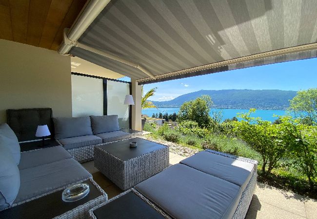 Appartement à Veyrier-du-Lac - L'EOS : Vue lac avec piscine