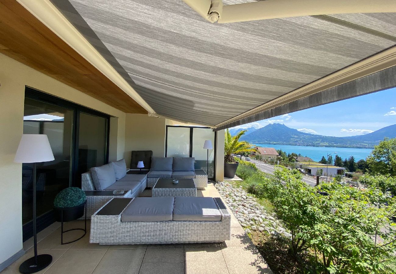 Appartement à Veyrier-du-Lac - L'EOS : Vue lac avec piscine