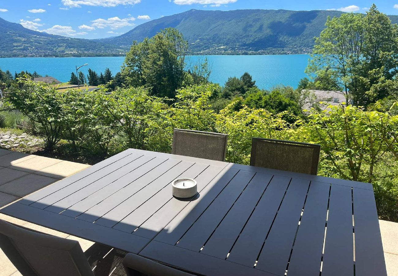 Appartement à Veyrier-du-Lac - L'EOS : Vue lac avec piscine
