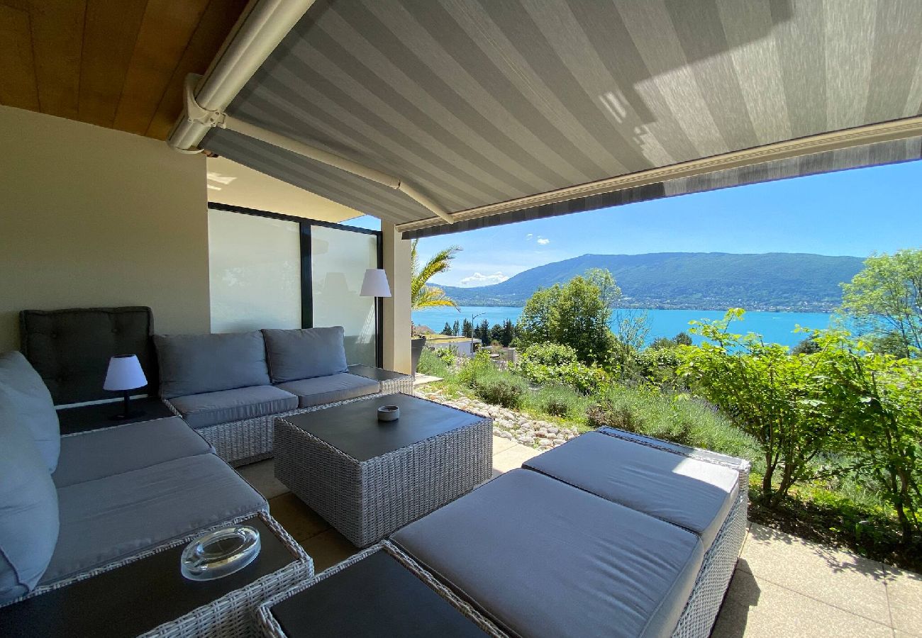 Appartement à Veyrier-du-Lac - L'EOS : Vue lac avec piscine