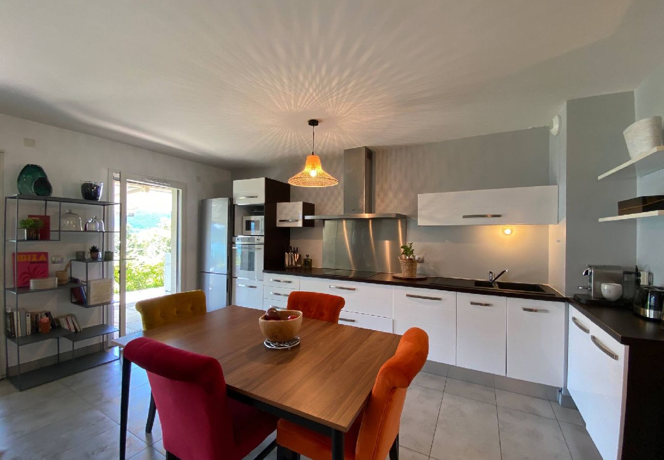 Appartement à Veyrier-du-Lac - L'EOS : Vue lac avec piscine