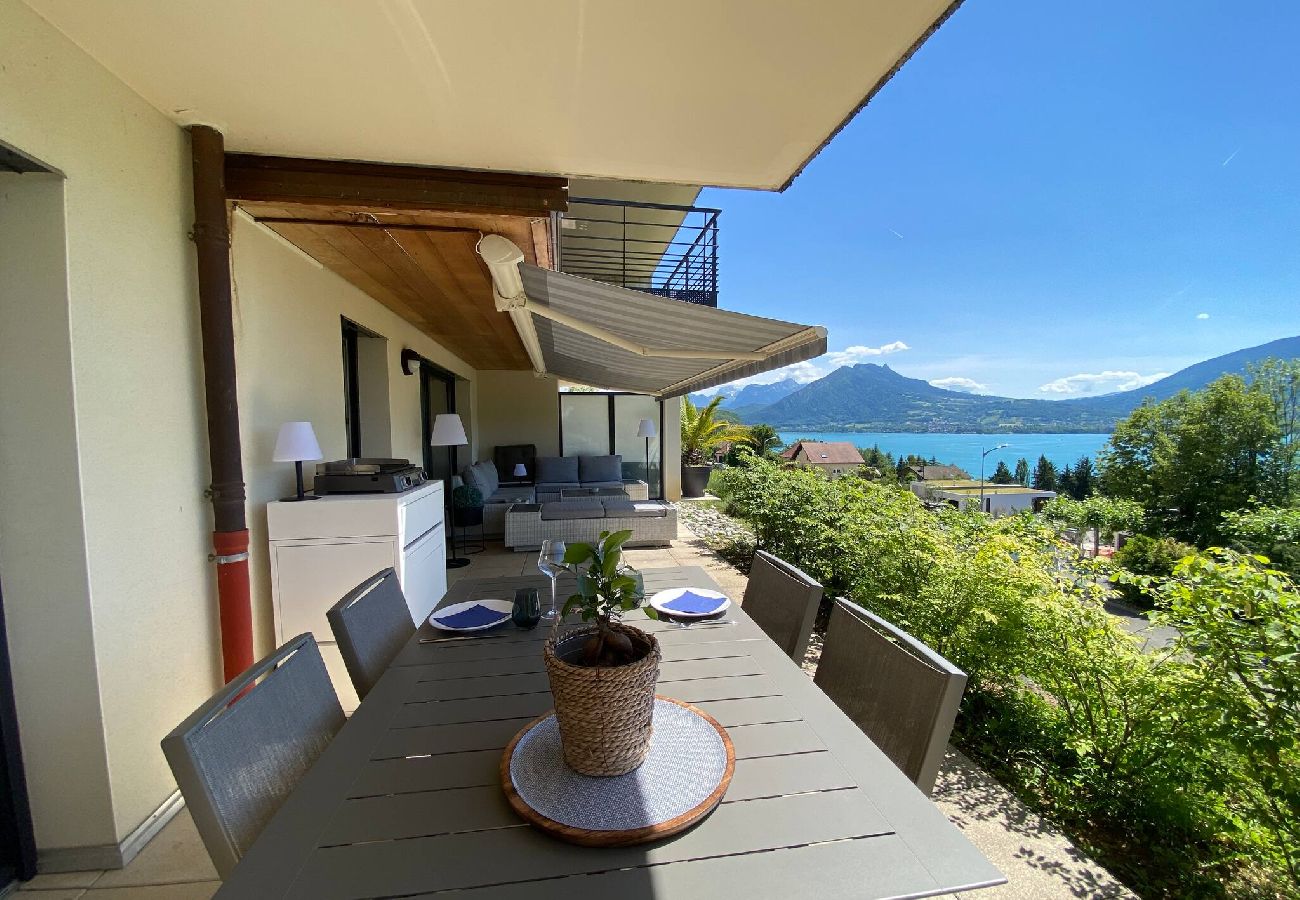Appartement à Veyrier-du-Lac - L'EOS : Vue lac avec piscine