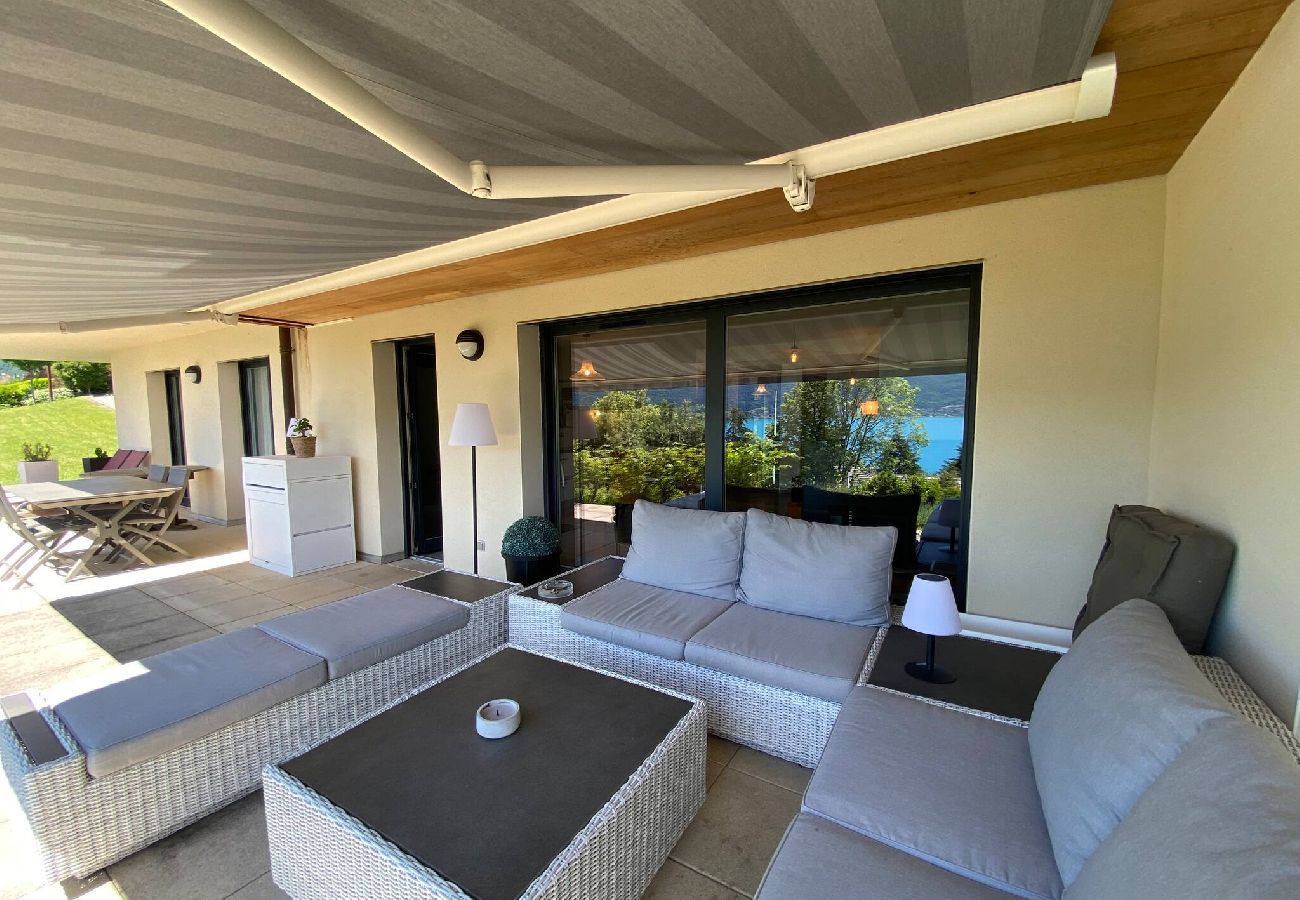 Appartement à Veyrier-du-Lac - L'EOS : Vue lac avec piscine