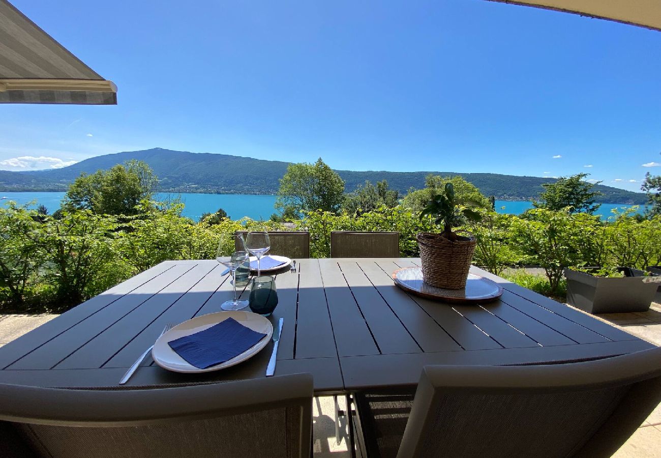 Appartement à Veyrier-du-Lac - L'EOS : Vue lac avec piscine