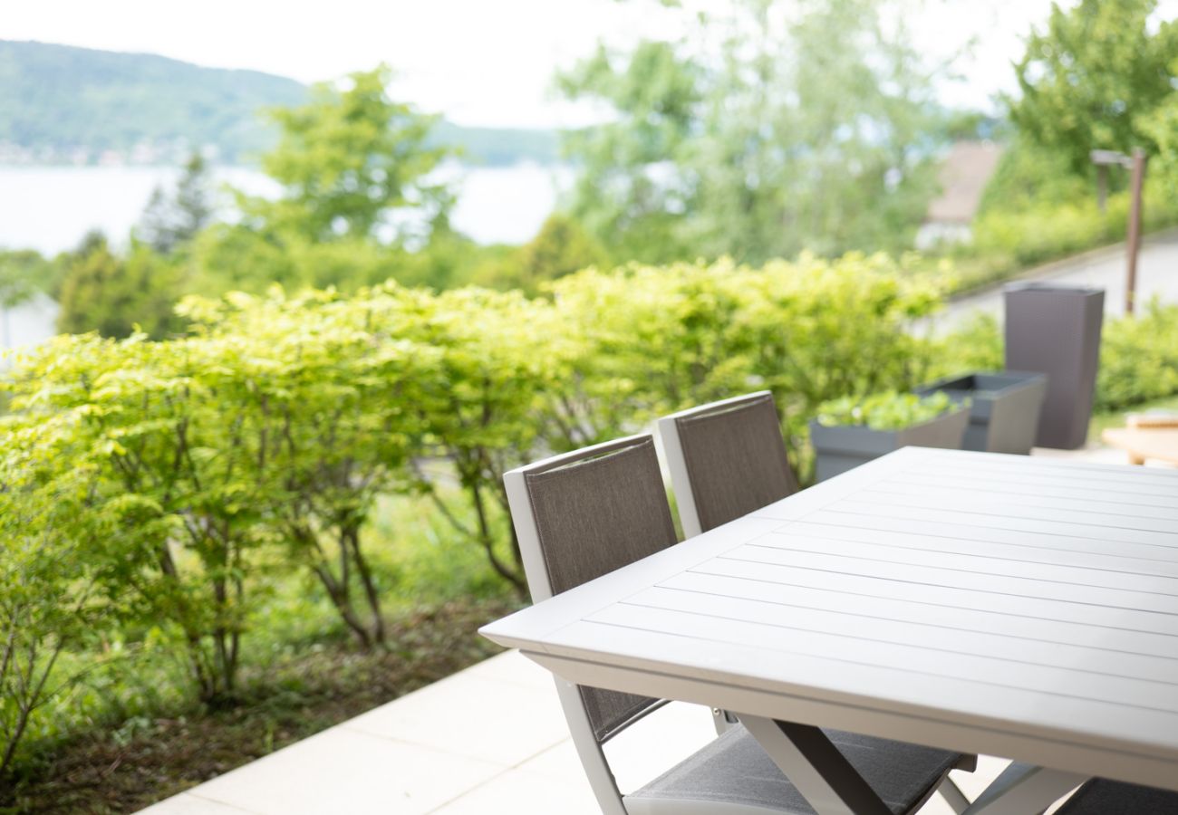 Appartement à Veyrier-du-Lac - L'EOS : Vue lac avec piscine
