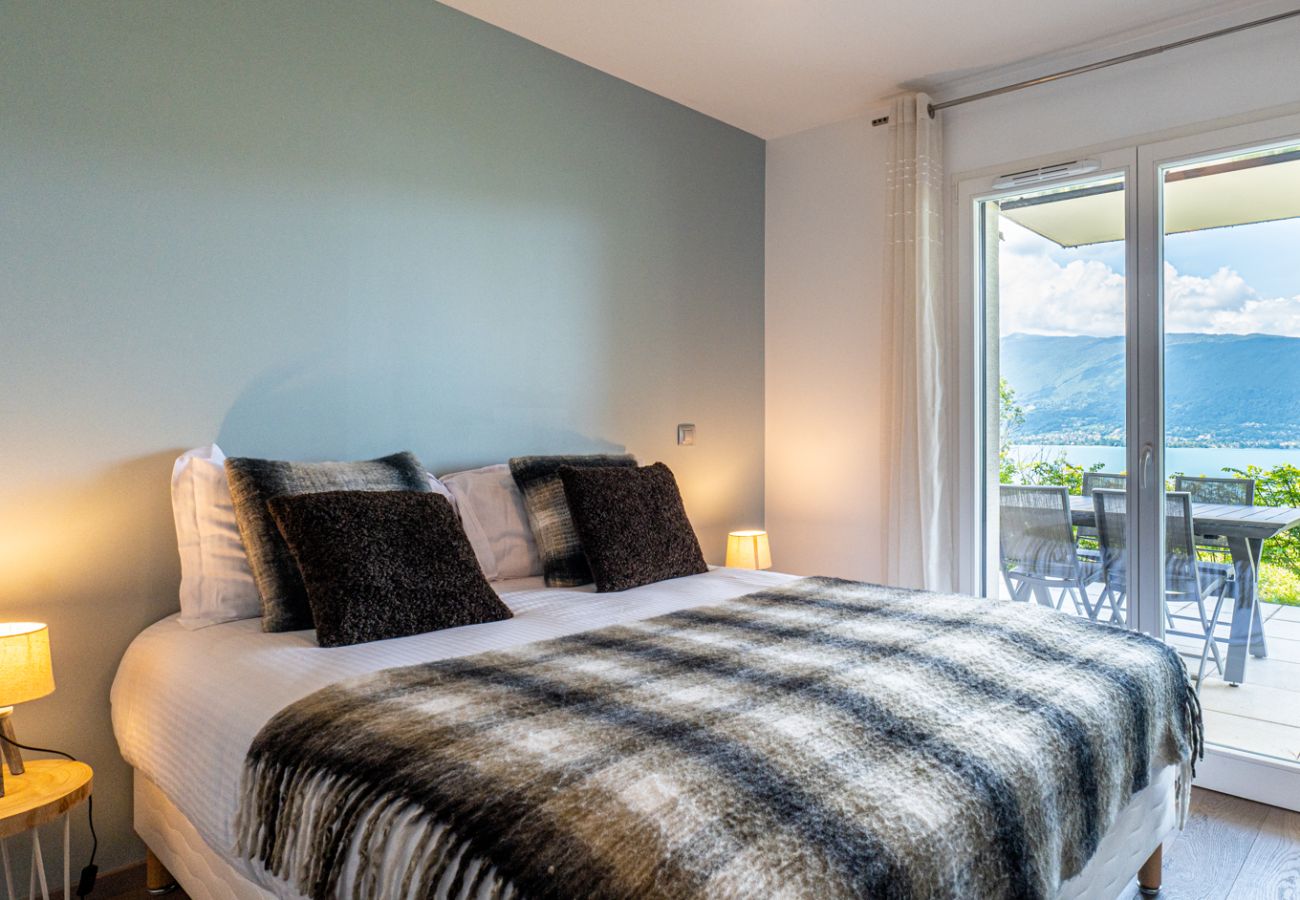 Appartement à Veyrier-du-Lac - L'EOS : Vue lac avec piscine