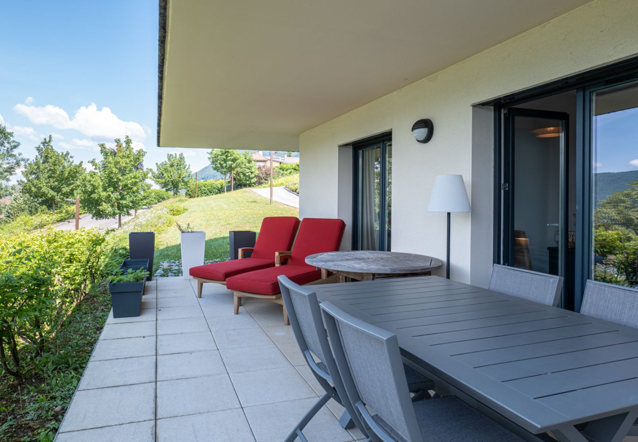 Appartement à Veyrier-du-Lac - L'EOS : Vue lac avec piscine