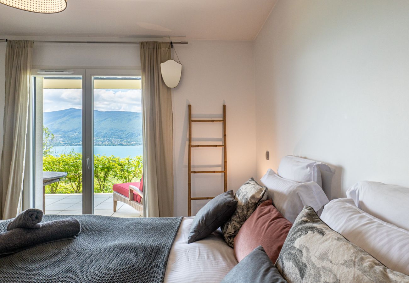 Appartement à Veyrier-du-Lac - L'EOS : Vue lac avec piscine