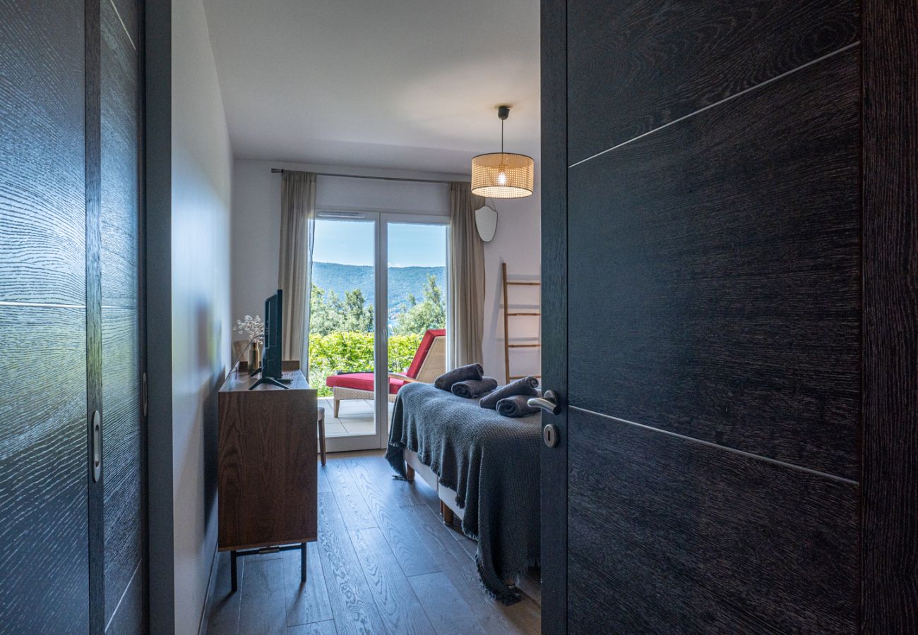 Appartement à Veyrier-du-Lac - L'EOS : Vue lac avec piscine