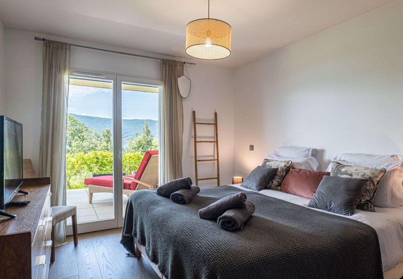 Appartement à Veyrier-du-Lac - L'EOS : Vue lac avec piscine
