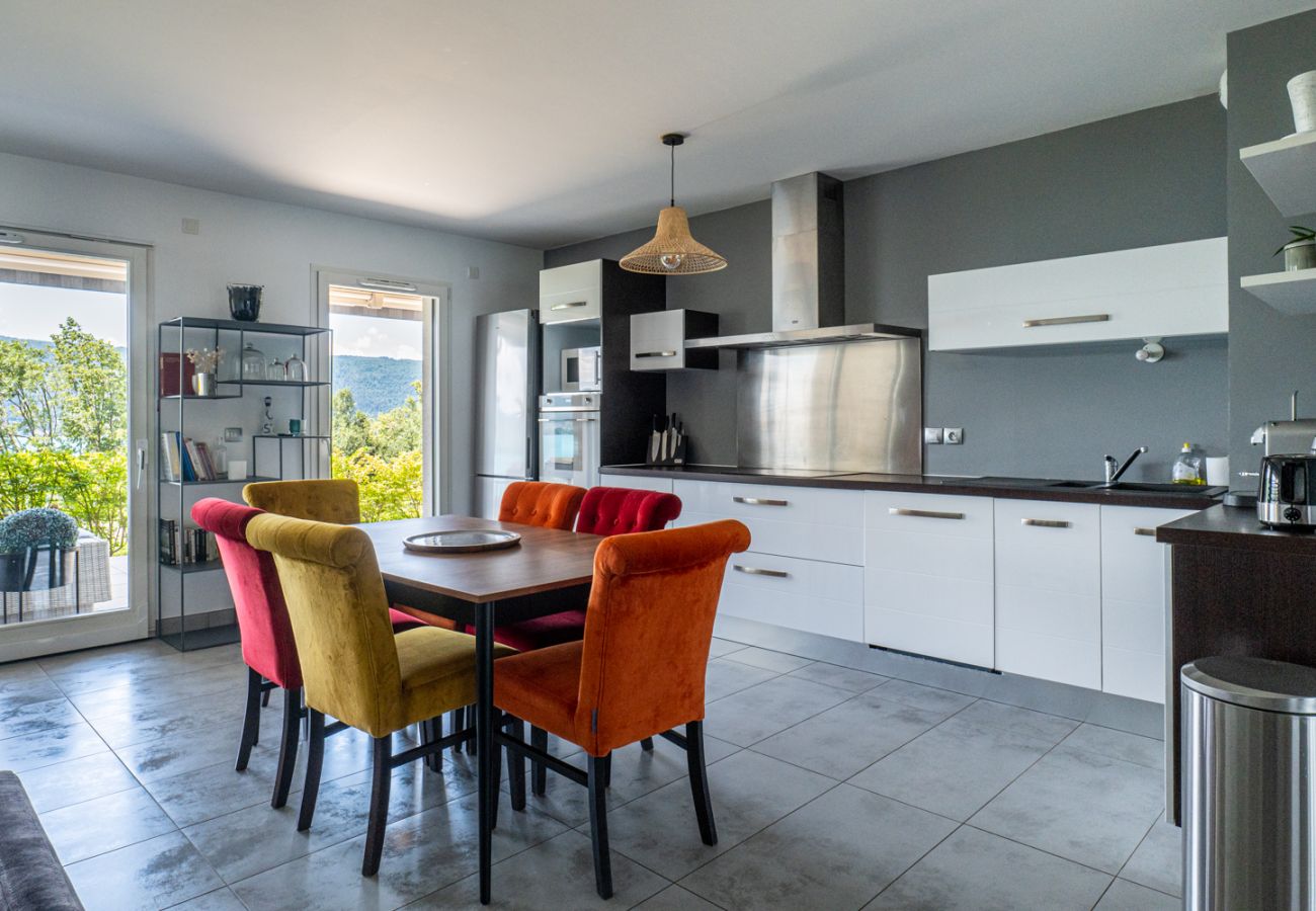 Appartement à Veyrier-du-Lac - L'EOS : Vue lac avec piscine