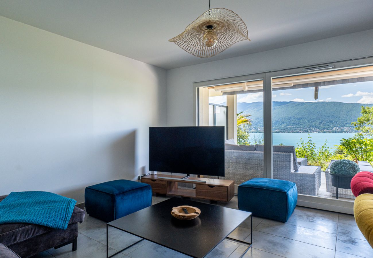 Appartement à Veyrier-du-Lac - L'EOS : Vue lac avec piscine