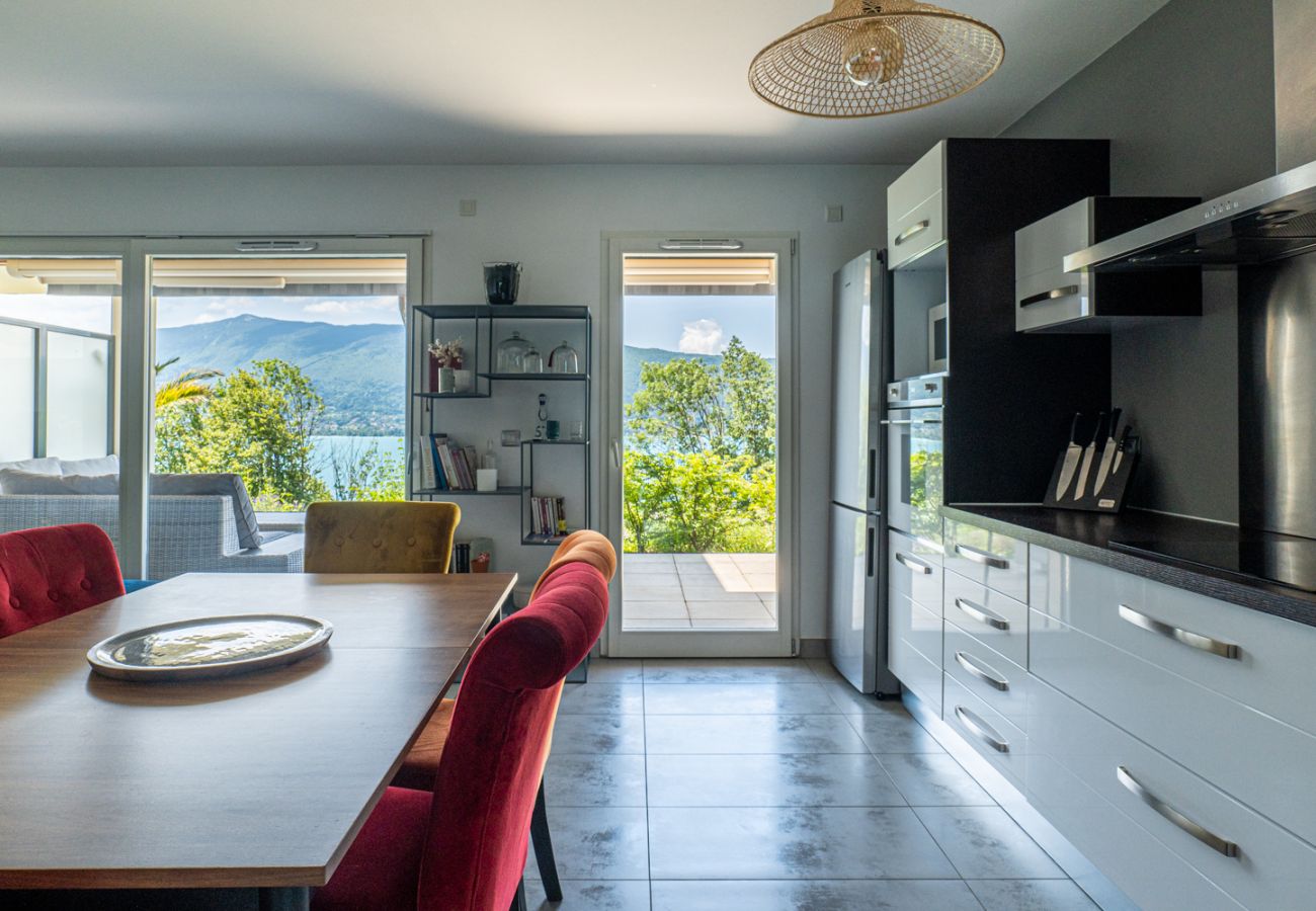 Appartement à Veyrier-du-Lac - L'EOS : Vue lac avec piscine