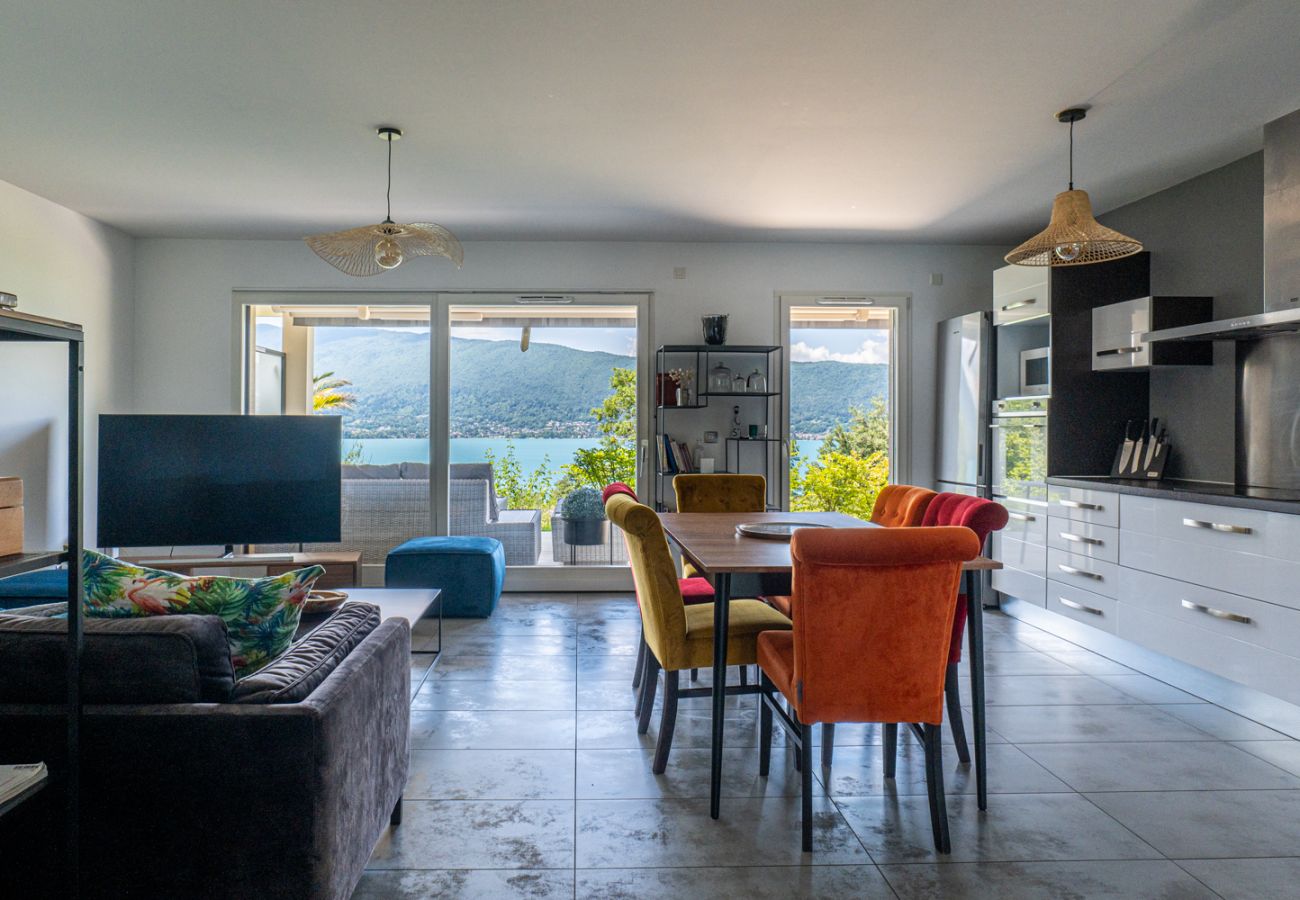 Appartement à Veyrier-du-Lac - L'EOS : Vue lac avec piscine