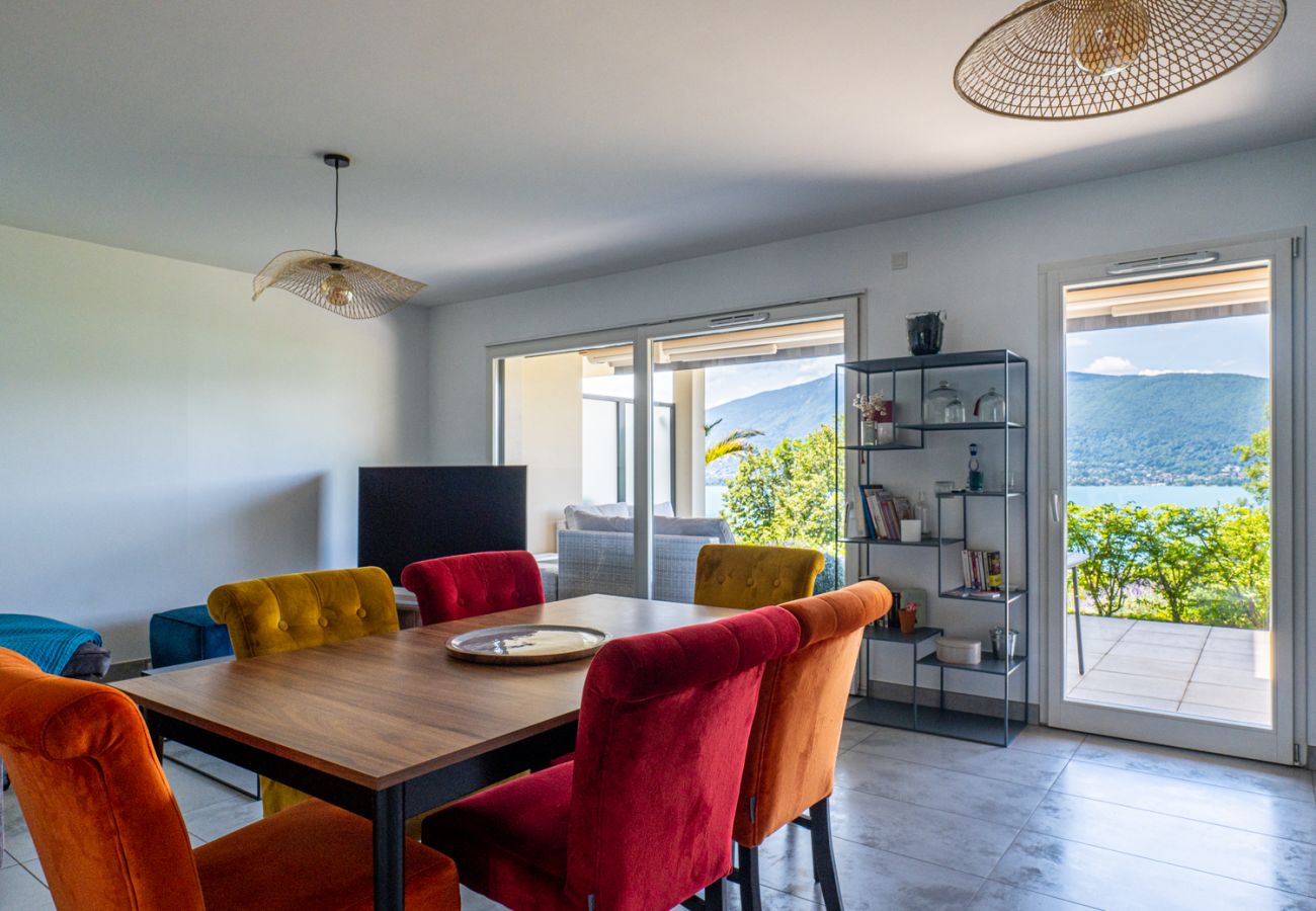 Appartement à Veyrier-du-Lac - L'EOS : Vue lac avec piscine