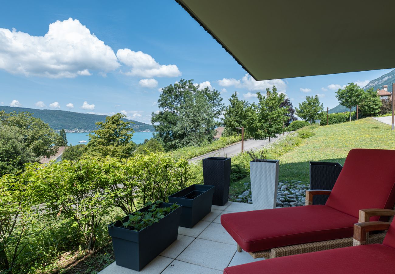 Appartement à Veyrier-du-Lac - L'EOS : Vue lac avec piscine