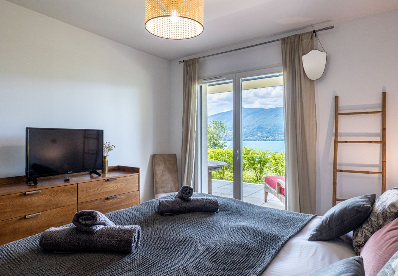 Appartement à Veyrier-du-Lac - L'EOS : Vue lac avec piscine