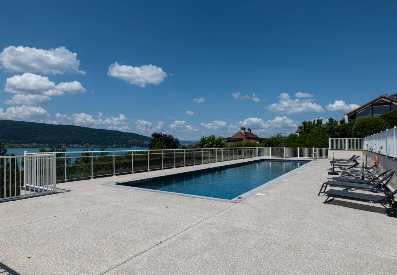 Appartement à Veyrier-du-Lac - L'EOS : Vue lac avec piscine
