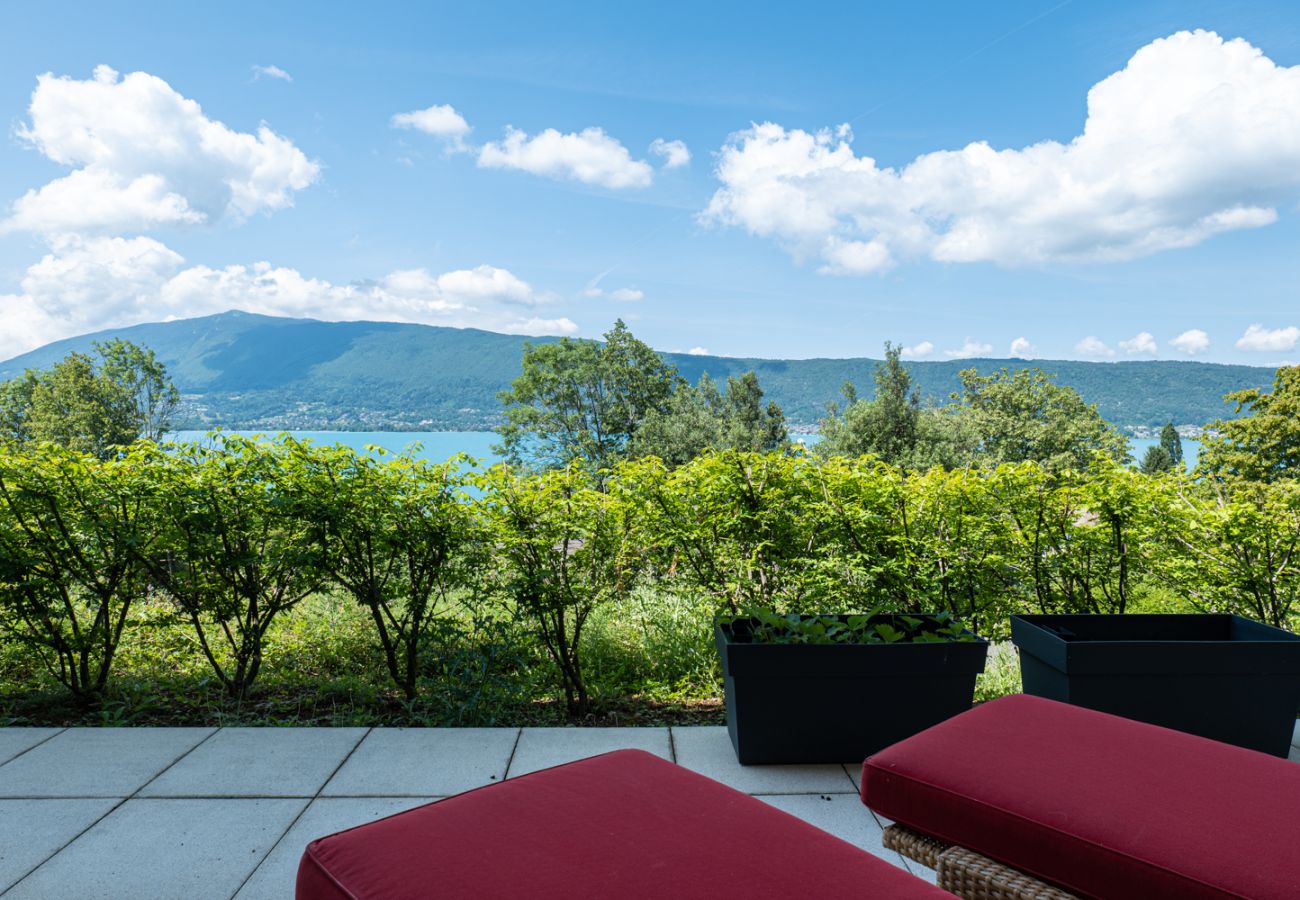 Appartement à Veyrier-du-Lac - L'EOS : Vue lac avec piscine