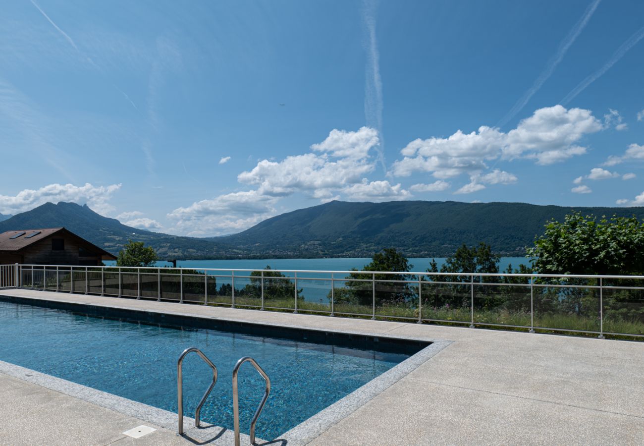 Appartement à Veyrier-du-Lac - L'EOS : Vue lac avec piscine