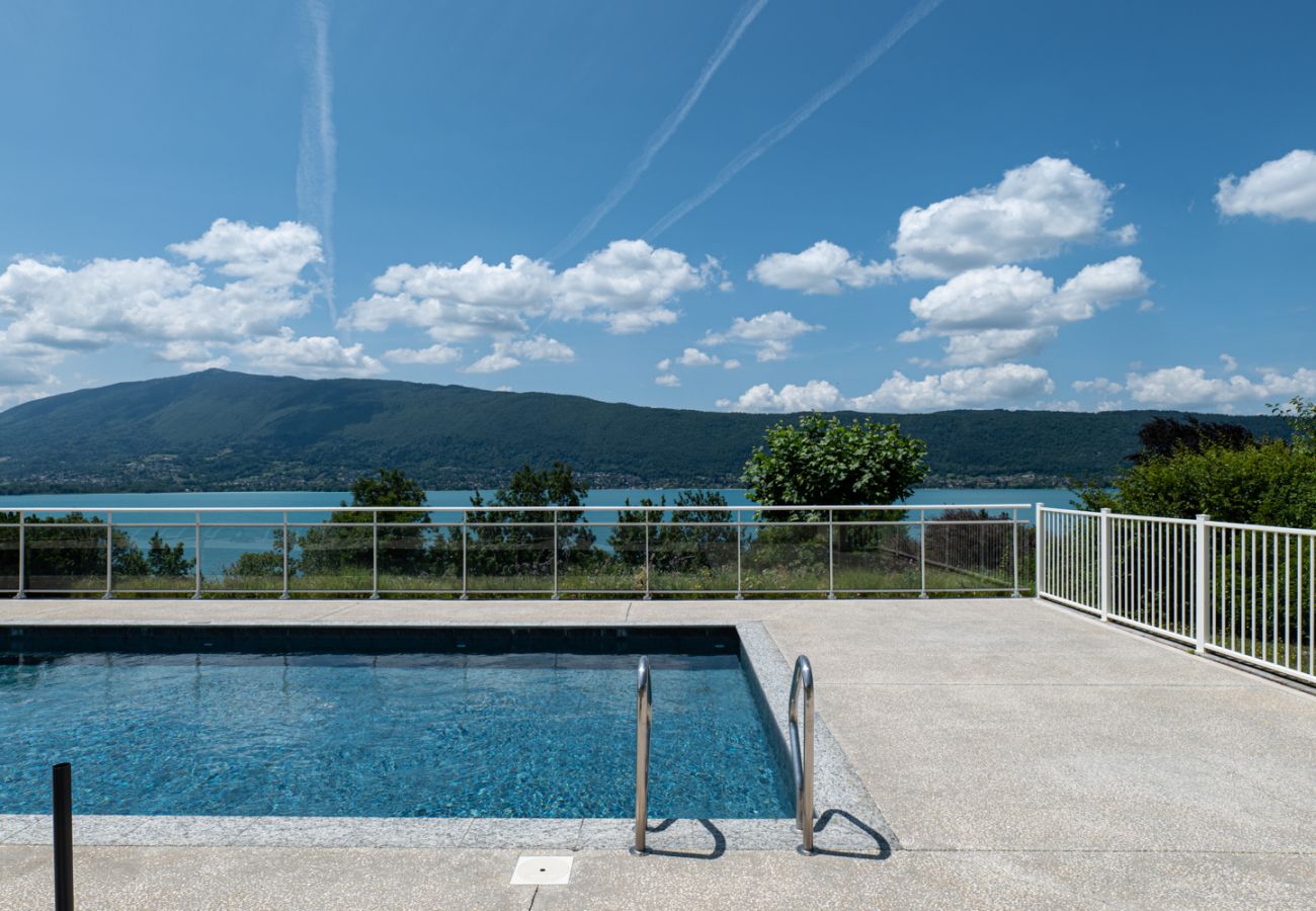 Appartement à Veyrier-du-Lac - L'EOS : Vue lac avec piscine