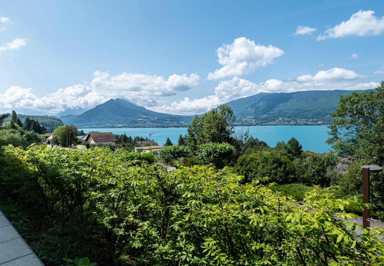 Appartement à Veyrier-du-Lac - L'EOS : Vue lac avec piscine