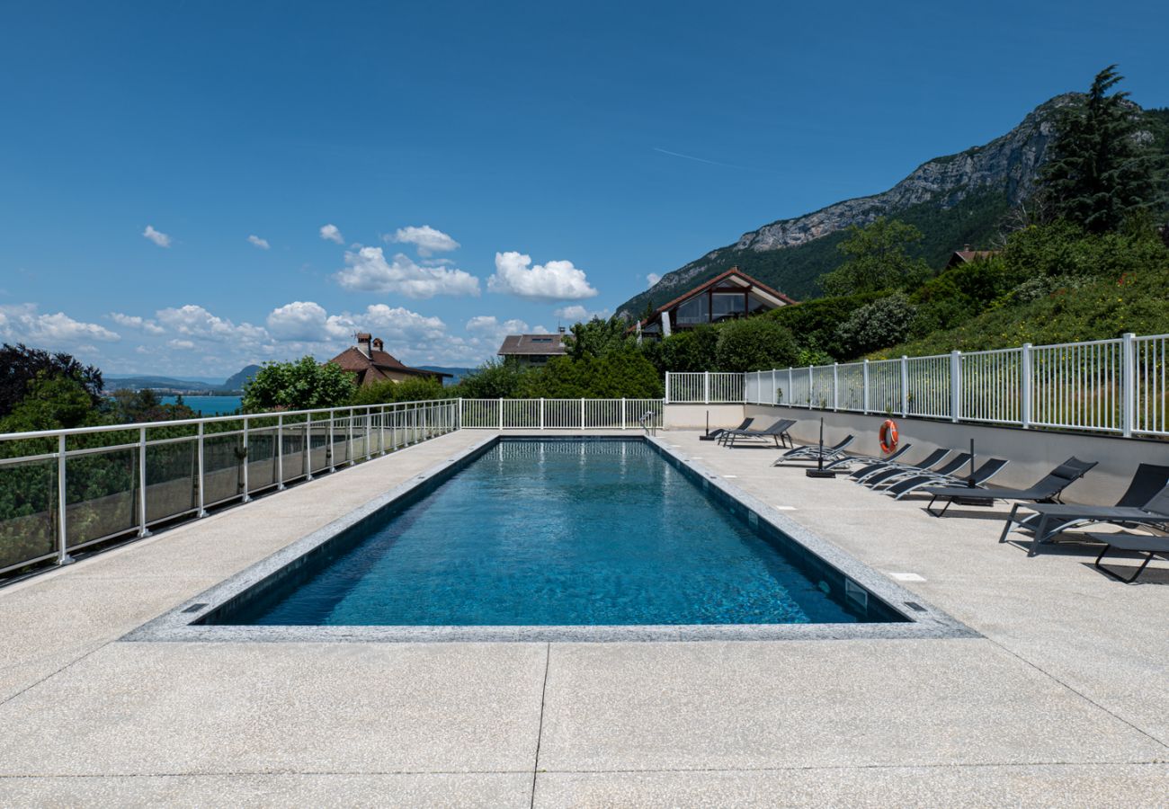 Appartement à Veyrier-du-Lac - L'EOS : Vue lac avec piscine