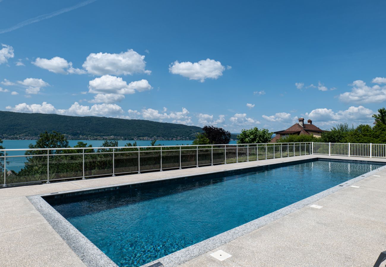 Appartement à Veyrier-du-Lac - L'EOS : Vue lac avec piscine